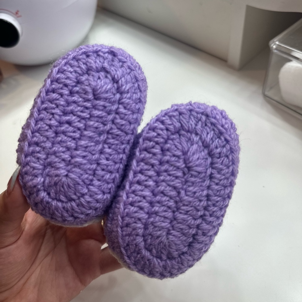 Hand crafted hello kitty crochet baby shoes - Picture 4 of 4